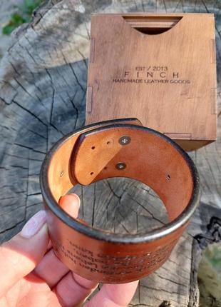 Широкий кожанный браслет с надписью в деревянной коробке#ручная работа!6 фото
