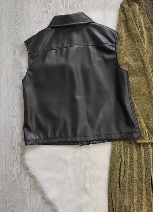 Черная кожаная жилетка безрукавка с карманами воротником короткая zara кроп9 фото