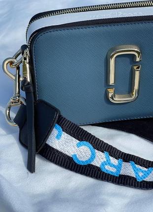 The marc jacobs snapshot blue white logo жіноча сумочка марк джейкобс блакитна синя женская стильная сумка синяя голубая с ремешком новинка3 фото