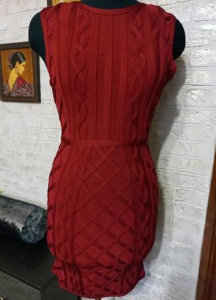 Червоне бандажну сукню, з боків сіточка