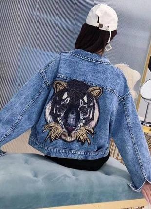 Жіноча джинсова куртка оверсайз з малюнком із паєток тигр
