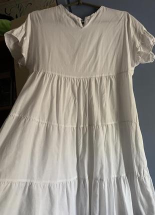 Біле плаття з рюшами