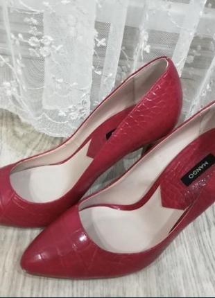 Актуальні класичні яскраві туфлі човники фірми mango2 фото