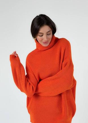 Яркий тёплый вязаный свитер с горлом