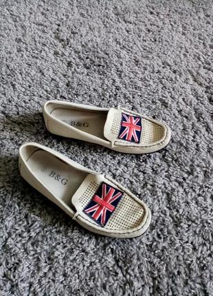 Шкіряні туфлі з перфорацією