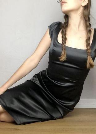 Шикарне чорне плаття з вирізом каре guess