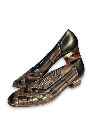 Шкіряні плетені коричневі туфлі на невеликому каблука