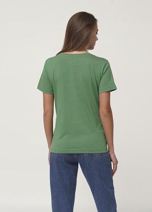 Жіноча повсякденна однотонна бавовняна футболка зеленого кольору з принтом chikiss clv 200/022 фото