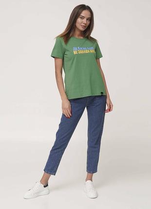 Жіноча повсякденна однотонна бавовняна футболка зеленого кольору з принтом chikiss clv 200/013 фото