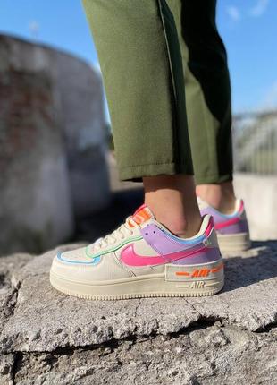 Женские кроссовки Hyper nike air force 1 shadow бежевые с фиолетовым/голубым