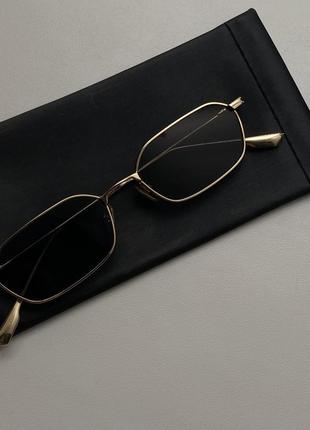 Стильні сонцезахисні окуляри в золотій оправі1 фото