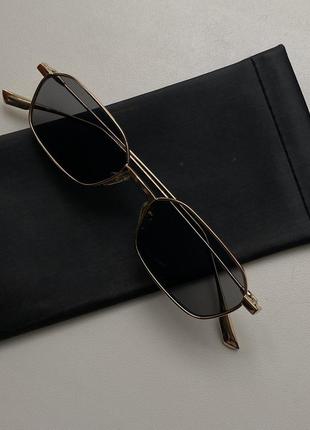 Стильні сонцезахисні окуляри в золотій оправі7 фото