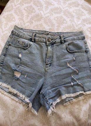 Синие шорты с потёртостями