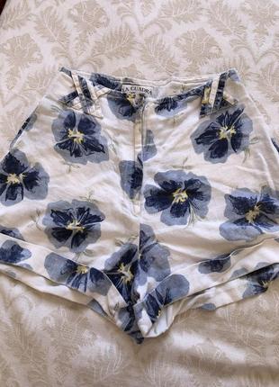 Белые тканевые шорты в цветы