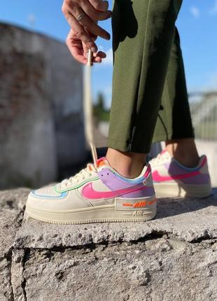 Женские кроссовки Hyper nike air force 1 shadow бежевые с фиолетовым/голубым