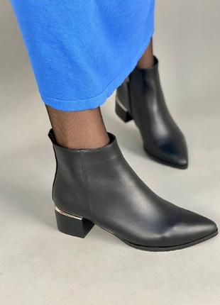 Ботинки женские кожаные черного цвета на каблуке демисезонные