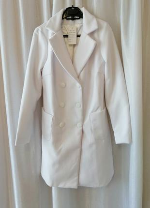 Пальто червоне біле світло-сіра пальто червоне біле світло-сіра