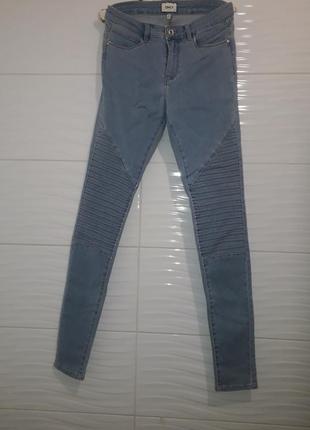 Світлі скіні від only з декором на колінах