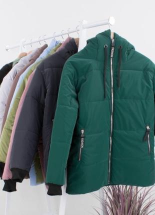 Стильна зелена осіння демісезон куртка з капюшоном батал великий розмір