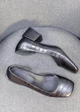 Шкіряні туфлі з квадратним каблуком4 фото