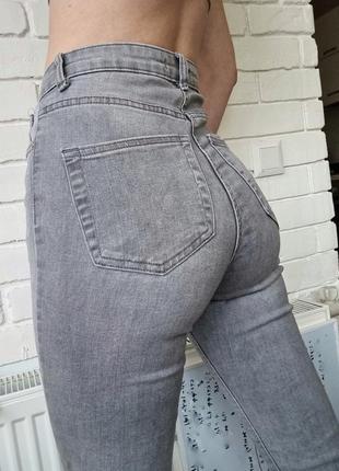 Серые джинсы скинни denimco