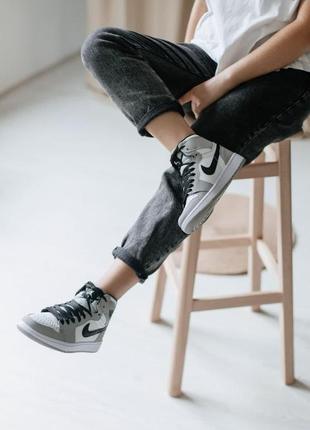 Жіночі кросівки nike air jordan 1 mid light smoke grey

/ женские кроссовки найк аир джордан7 фото