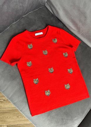 Красная футболка в рубчик с тиграми