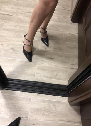 Туфлі з гострим носком