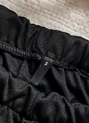 Спортивні штани із завищеною талією і лампасами чорного кольору3 фото