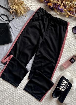 Спортивні штани із завищеною талією і лампасами чорного кольору1 фото