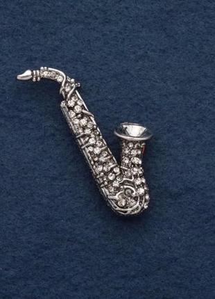 Брошь саксофон металл "старое серебро" стразы