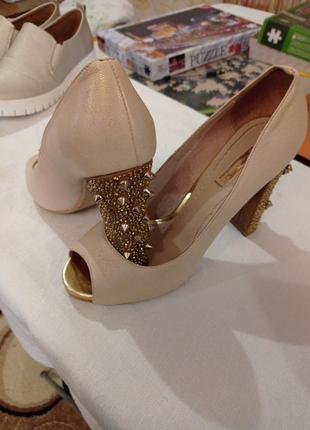 Шикарні туфлі босоніжки з відкритим носком