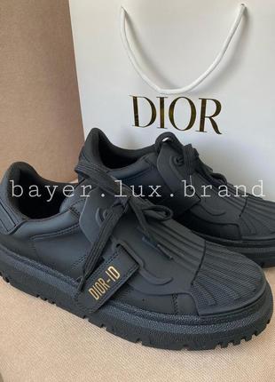 Кроссовки в стиле dior