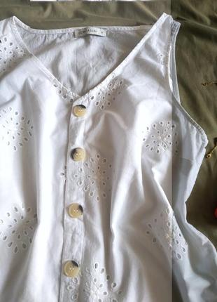Белая блуза , размер м , с перфорацией2 фото