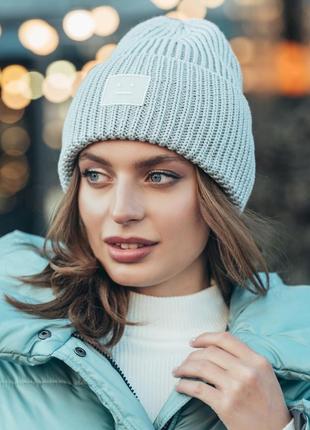 Женская теплая молодежная серая шапка на флисе