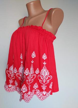 Топ-блузка на бретелях з вишивкою.