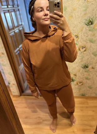 Однотонный спортивный костюм