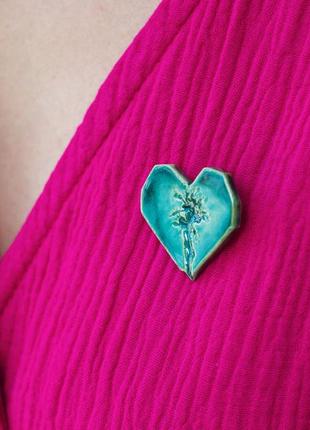 Брошь ручной работы глина керамика зеленый сердце синий цветок значок3 фото