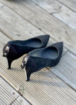 Ідеальні базові туфлі-човники stuart weitzman