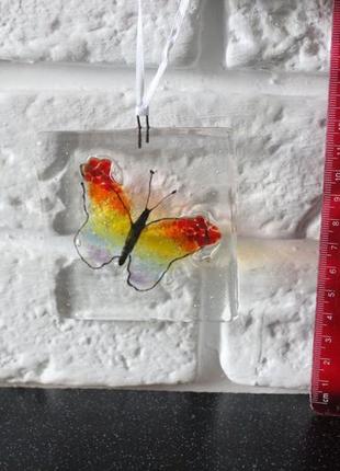 Дуже гарна картинка прозора з метеликом