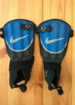 Футбольні щитки nike