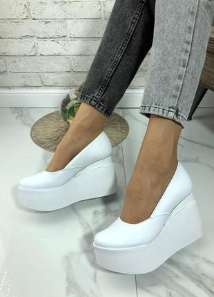 Жіночі білі шкіряні туфлі
