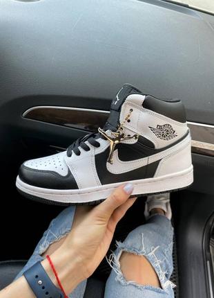 Nike air jordan 1 black white трендові жіночі кросівки найк джордан чорно білі весна літо осінь женские высокие чёрно белые кроссовки