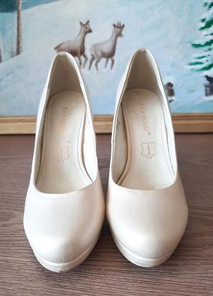 Шкіряні туфлі 35 розміру молочні ,колір айворі