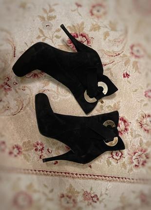 Чорні замшеві ботильйони