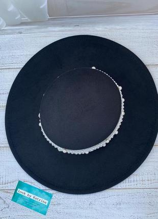 Широкополая шляпка канотье чёрного цвета с бусинами3 фото