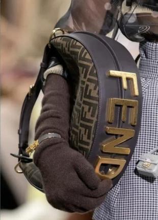 Сумка fendi 2022 клатч фенді коричнева кольорові сумки брендові брендова сумка-клатч в стилі фенді біла чорна золота срібна сумка фенді