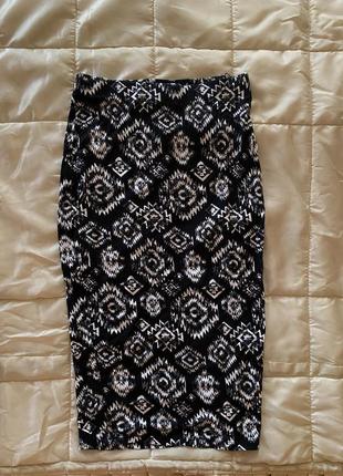 Чорно-біла спідниця міді по фігурі