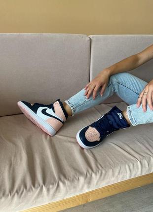 Високі жіночі кросівки nike air jordan 1 retro high og atmosphere. лакована шкіра. колір рожевий з білим та синім.5 фото