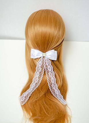 Нежный белый бант на заколке